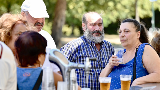 Los vecinos disfrutaron de una paella durante la sesión vermú