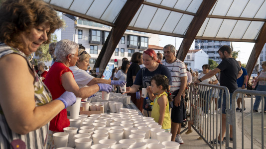 Al menos 600 personas hicieron fila para saborear los 300 kilos de fresas que se repartieron