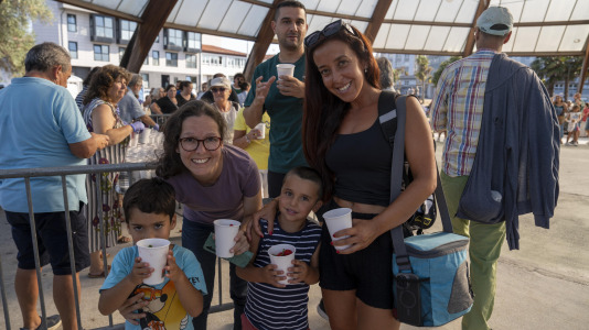 Al menos 600 personas hicieron fila para saborear los 300 kilos de fresas que se repartieron