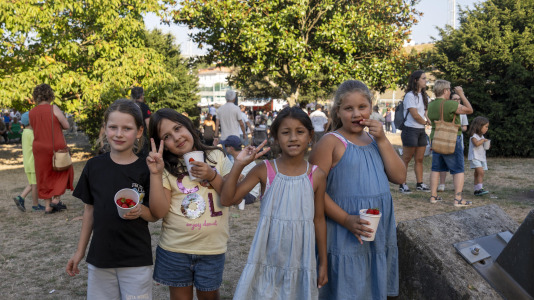Al menos 600 personas hicieron fila para saborear los 300 kilos de fresas que se repartieron