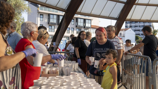 Al menos 600 personas hicieron fila para saborear los 300 kilos de fresas que se repartieron