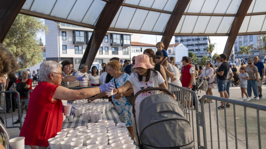 Al menos 600 personas hicieron fila para saborear los 300 kilos de fresas que se repartieron