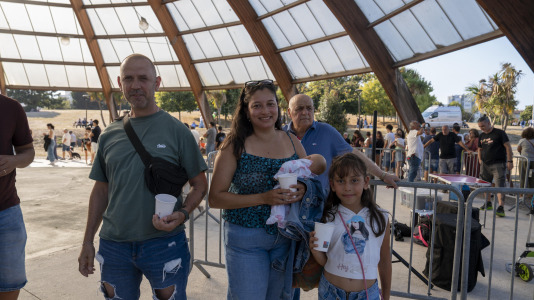 Al menos 600 personas hicieron fila para saborear los 300 kilos de fresas que se repartieron