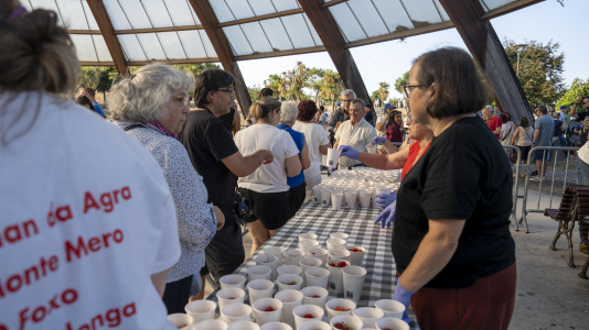 Al menos 600 personas hicieron fila para saborear los 300 kilos de fresas que se repartieron