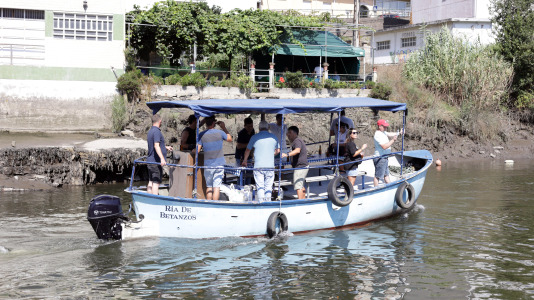El campo de Os Caneiros se quedó pequeño para esta primera jira que comenzó, como lo hace tradicionalmente, con el remonte del río Mandeo