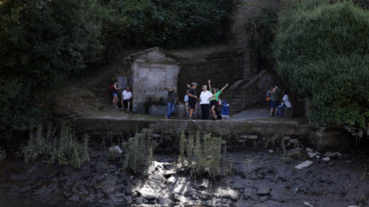 El campo de Os Caneiros se quedó pequeño para esta primera jira que comenzó, como lo hace tradicionalmente, con el remonte del río Mandeo
