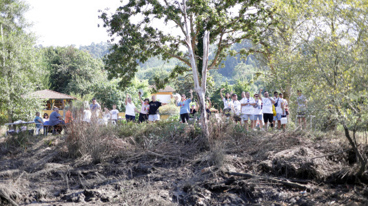 El campo de Os Caneiros se quedó pequeño para esta primera jira que comenzó, como lo hace tradicionalmente, con el remonte del río Mandeo