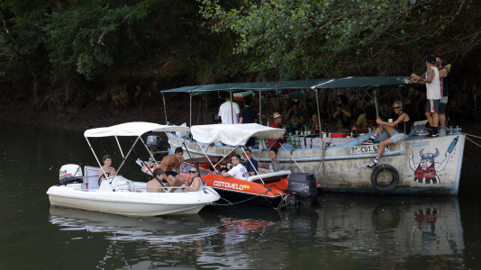 El campo de Os Caneiros se quedó pequeño para esta primera jira que comenzó, como lo hace tradicionalmente, con el remonte del río Mandeo