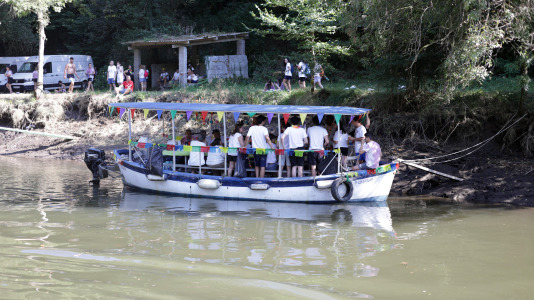 El campo de Os Caneiros se quedó pequeño para esta primera jira que comenzó, como lo hace tradicionalmente, con el remonte del río Mandeo