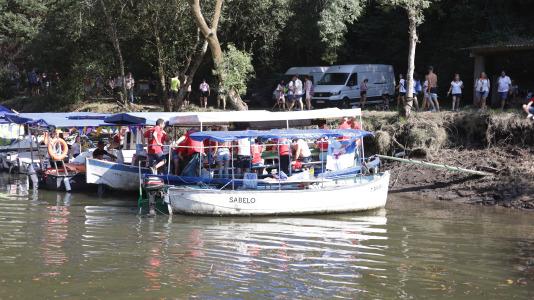 El campo de Os Caneiros se quedó pequeño para esta primera jira que comenzó, como lo hace tradicionalmente, con el remonte del río Mandeo