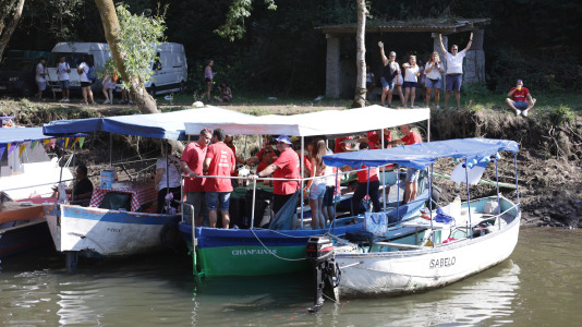 El campo de Os Caneiros se quedó pequeño para esta primera jira que comenzó, como lo hace tradicionalmente, con el remonte del río Mandeo
