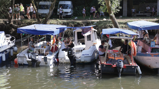 El campo de Os Caneiros se quedó pequeño para esta primera jira que comenzó, como lo hace tradicionalmente, con el remonte del río Mandeo