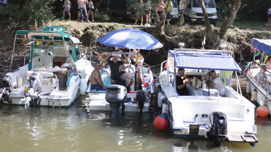 El campo de Os Caneiros se quedó pequeño para esta primera jira que comenzó, como lo hace tradicionalmente, con el remonte del río Mandeo