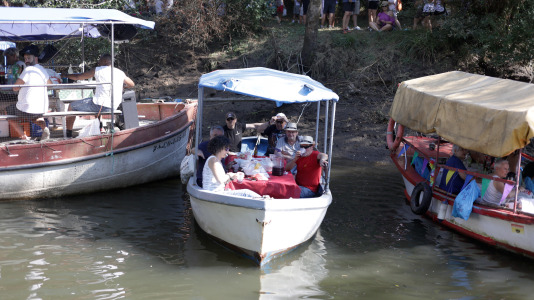 El campo de Os Caneiros se quedó pequeño para esta primera jira que comenzó, como lo hace tradicionalmente, con el remonte del río Mandeo