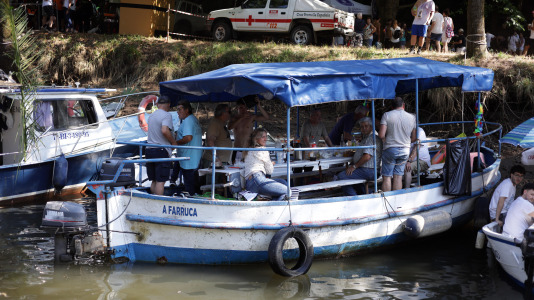 El campo de Os Caneiros se quedó pequeño para esta primera jira que comenzó, como lo hace tradicionalmente, con el remonte del río Mandeo