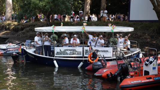 El campo de Os Caneiros se quedó pequeño para esta primera jira que comenzó, como lo hace tradicionalmente, con el remonte del río Mandeo