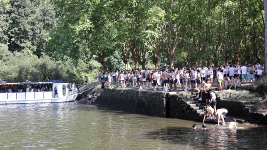 El campo de Os Caneiros se quedó pequeño para esta primera jira que comenzó, como lo hace tradicionalmente, con el remonte del río Mandeo