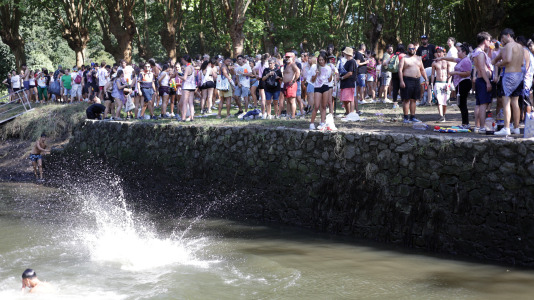 El campo de Os Caneiros se quedó pequeño para esta primera jira que comenzó, como lo hace tradicionalmente, con el remonte del río Mandeo