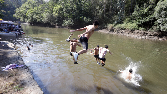El campo de Os Caneiros se quedó pequeño para esta primera jira que comenzó, como lo hace tradicionalmente, con el remonte del río Mandeo