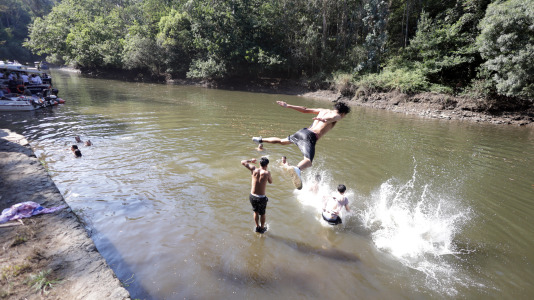 El campo de Os Caneiros se quedó pequeño para esta primera jira que comenzó, como lo hace tradicionalmente, con el remonte del río Mandeo