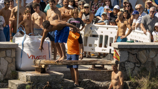 Participante en la cucaña