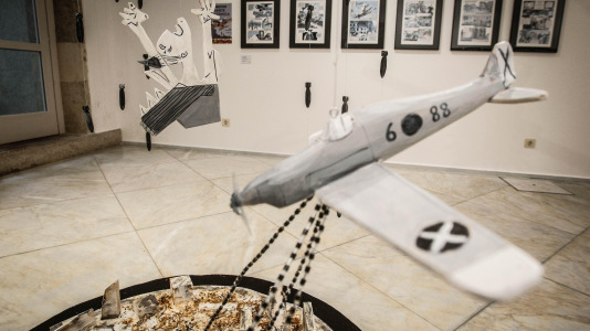 Las piezas, que van desde un avión de madera hasta un martillo, acompañarán las exposiciones del salón del cómic hasta casi octubre