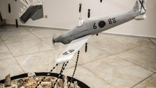 Las piezas, que van desde un avión de madera hasta un martillo, acompañarán las exposiciones del salón del cómic hasta casi octubre
