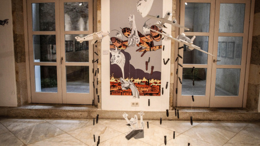 Las piezas, que van desde un avión de madera hasta un martillo, acompañarán las exposiciones del salón del cómic hasta casi octubre
