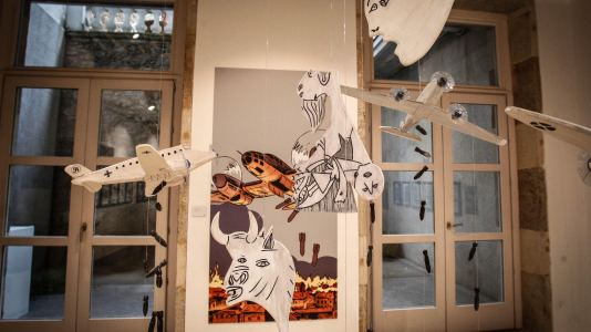 Las piezas, que van desde un avión de madera hasta un martillo, acompañarán las exposiciones del salón del cómic hasta casi octubre