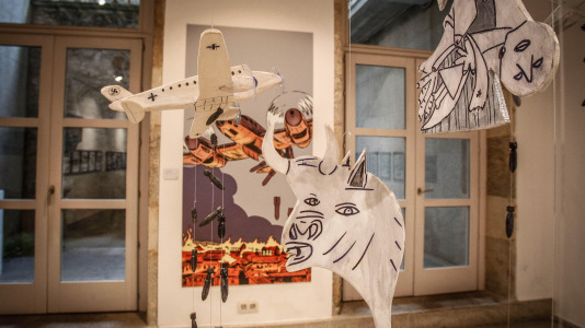 Las piezas, que van desde un avión de madera hasta un martillo, acompañarán las exposiciones del salón del cómic hasta casi octubre