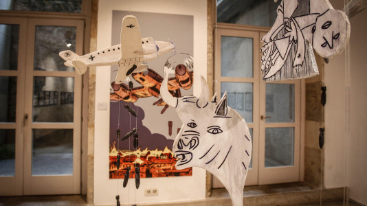 Las piezas, que van desde un avión de madera hasta un martillo, acompañarán las exposiciones del salón del cómic hasta casi octubre