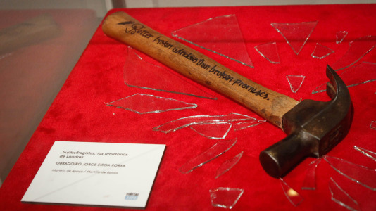 Las piezas, que van desde un avión de madera hasta un martillo, acompañarán las exposiciones del salón del cómic hasta casi octubre