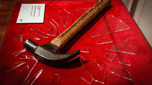 Las piezas, que van desde un avión de madera hasta un martillo, acompañarán las exposiciones del salón del cómic hasta casi octubre