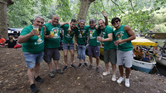 La segunda y última jira a Os Caneiros, una jornada donde los chapuzones y el ‘baño’ en vino volvieron a ser protagonistas