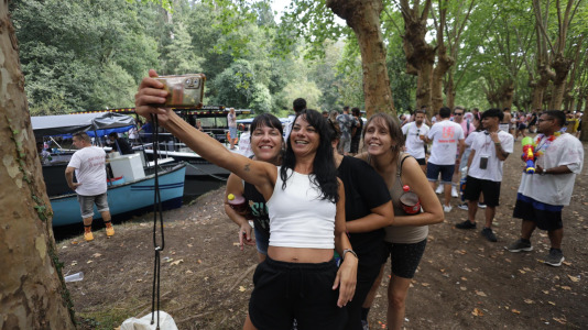 La segunda y última jira a Os Caneiros, una jornada donde los chapuzones y el ‘baño’ en vino volvieron a ser protagonistas
