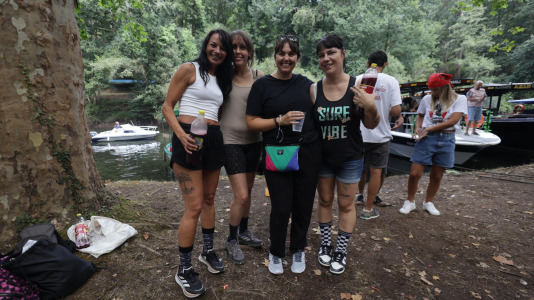 La segunda y última jira a Os Caneiros, una jornada donde los chapuzones y el ‘baño’ en vino volvieron a ser protagonistas