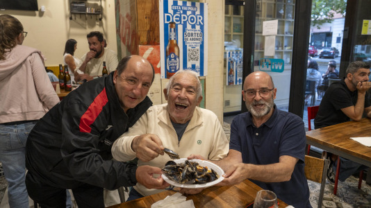 Los vecinos de Novo Mesoiro han convertido en tradición la mejillonada de apertura de las fiestas, una especie de oda a los hosteleros del barrio, y también un reconocimiento de estos hacia los habituales.