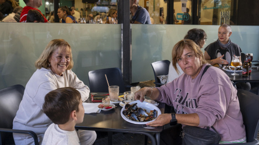 Los vecinos de Novo Mesoiro han convertido en tradición la mejillonada de apertura de las fiestas, una especie de oda a los hosteleros del barrio, y también un reconocimiento de estos hacia los habituales.