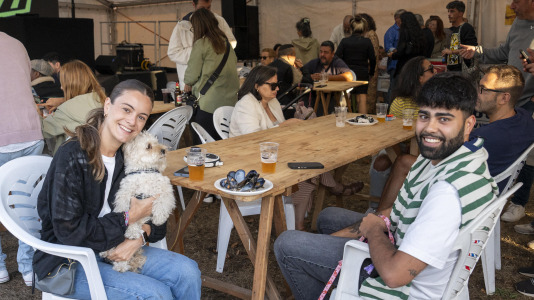 Los vecinos de Novo Mesoiro han convertido en tradición la mejillonada de apertura de las fiestas, una especie de oda a los hosteleros del barrio, y también un reconocimiento de estos hacia los habituales.