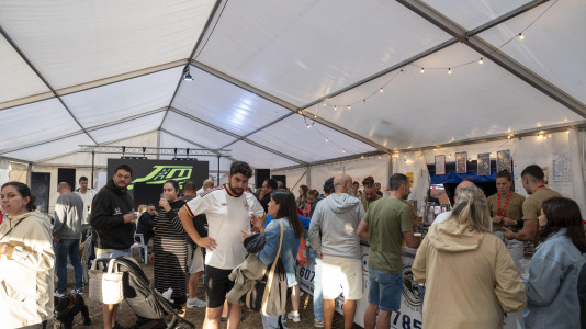 Los vecinos de Novo Mesoiro han convertido en tradición la mejillonada de apertura de las fiestas, una especie de oda a los hosteleros del barrio, y también un reconocimiento de estos hacia los habituales.