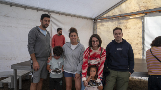 Los vecinos de Novo Mesoiro han convertido en tradición la mejillonada de apertura de las fiestas, una especie de oda a los hosteleros del barrio, y también un reconocimiento de estos hacia los habituales.
