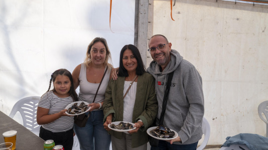 Los vecinos de Novo Mesoiro han convertido en tradición la mejillonada de apertura de las fiestas, una especie de oda a los hosteleros del barrio, y también un reconocimiento de estos hacia los habituales.