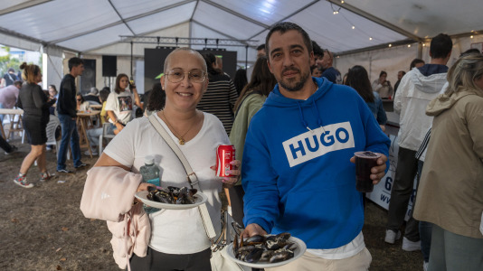 Los vecinos de Novo Mesoiro han convertido en tradición la mejillonada de apertura de las fiestas, una especie de oda a los hosteleros del barrio, y también un reconocimiento de estos hacia los habituales.