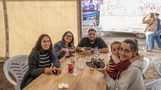 Los vecinos de Novo Mesoiro han convertido en tradición la mejillonada de apertura de las fiestas, una especie de oda a los hosteleros del barrio, y también un reconocimiento de estos hacia los habituales.