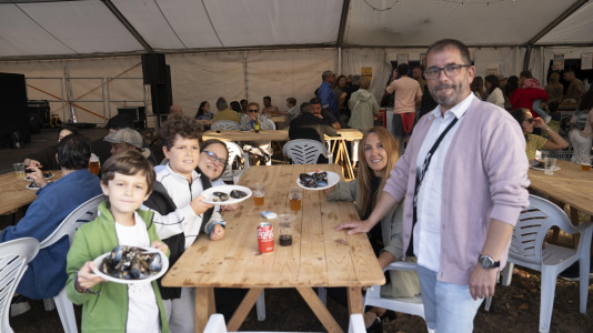 Los vecinos de Novo Mesoiro han convertido en tradición la mejillonada de apertura de las fiestas, una especie de oda a los hosteleros del barrio, y también un reconocimiento de estos hacia los habituales.