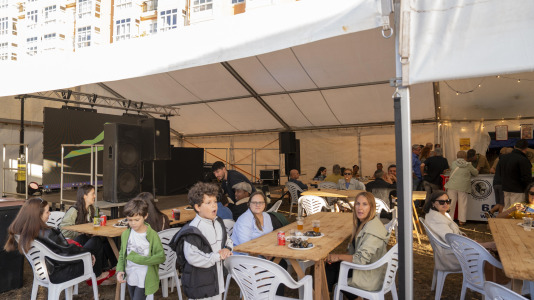Los vecinos de Novo Mesoiro han convertido en tradición la mejillonada de apertura de las fiestas, una especie de oda a los hosteleros del barrio, y también un reconocimiento de estos hacia los habituales.