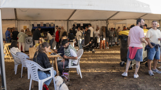 Los vecinos de Novo Mesoiro han convertido en tradición la mejillonada de apertura de las fiestas, una especie de oda a los hosteleros del barrio, y también un reconocimiento de estos hacia los habituales.