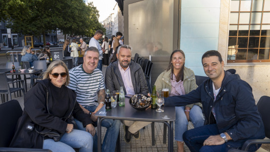 Los vecinos de Novo Mesoiro han convertido en tradición la mejillonada de apertura de las fiestas, una especie de oda a los hosteleros del barrio, y también un reconocimiento de estos hacia los habituales.