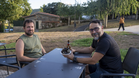 Los vecinos de Novo Mesoiro han convertido en tradición la mejillonada de apertura de las fiestas, una especie de oda a los hosteleros del barrio, y también un reconocimiento de estos hacia los habituales.