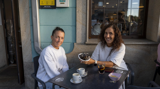 Los vecinos de Novo Mesoiro han convertido en tradición la mejillonada de apertura de las fiestas, una especie de oda a los hosteleros del barrio, y también un reconocimiento de estos hacia los habituales.